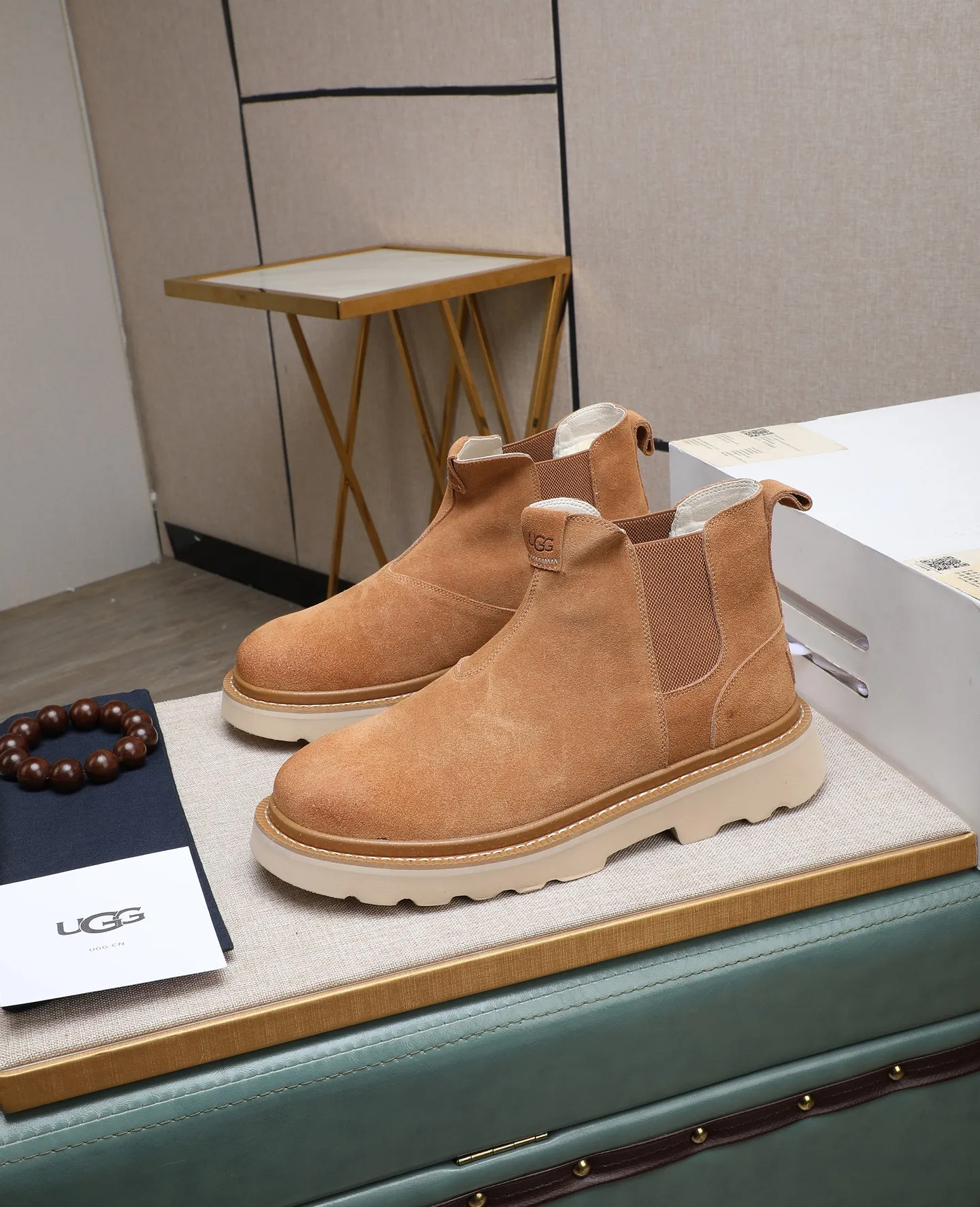 Men's shoes 💰640 (full genuine wool lining, 10% off for fake ones) Please pay attention to the quality of the original item and compare the thickness of the wool 🏮🏮 Popular UGG men's shoes from Australia's warm luxury brand, the official website is synchronized, Beckham men's style..., made of imported first-layer waxed cowhide, waxed toe cap, Australian real wool velvet lining Carefully sewn...Imported rubber Martin boots outsole (comfortable, soft, wear-resistant) The quality is really great...Exquisite workmanship, you won't be able to put it down at first sight, size 39-44 (customized in 45)